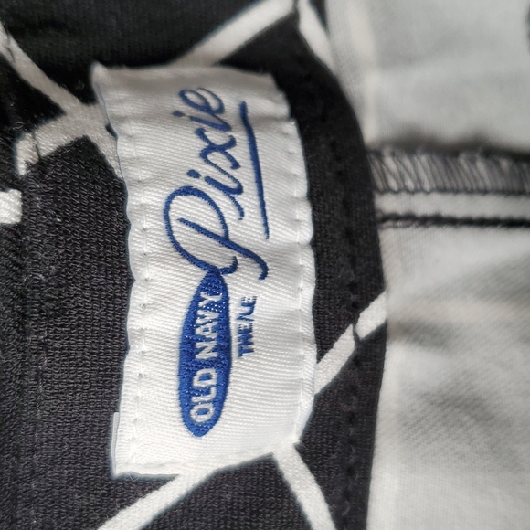 Black and white Old Navy window pane print pixie pant in size 12, NWT - Picture 2 of 7